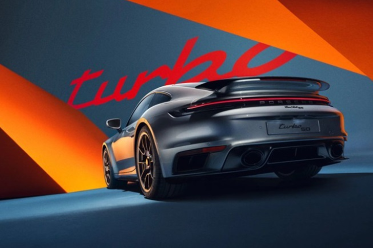 Khu vực nắp động cơ, nắp bình nhiên liệu và logo của Porsche 911 Turbo đặc biệt 50 Years còn sở hữu màu sơn độc quyền mang tên ‘Turbonite’ khá ấn tượng.