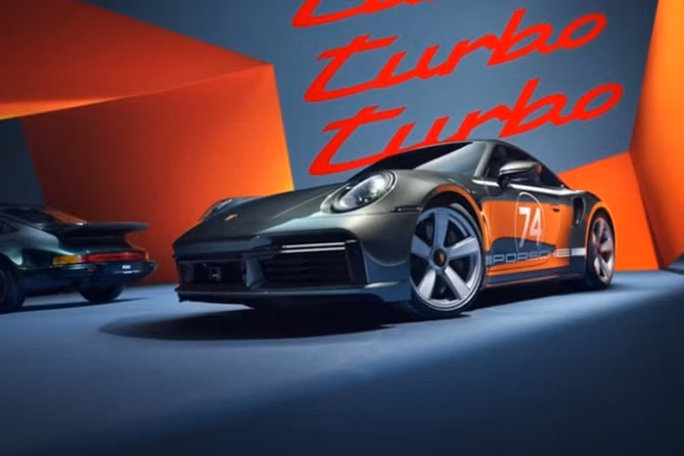  Porsche 911 Turbo 50 Years đặc biệt gây ấn tượng với ngoại thất màu xám đi cùng những hình dán decal trang trí lấy cảm hứng từ mẫu Porsche 911 RSR Turbo từng được trưng bày tại triển lãm ôtô Frankfurt năm 1973.