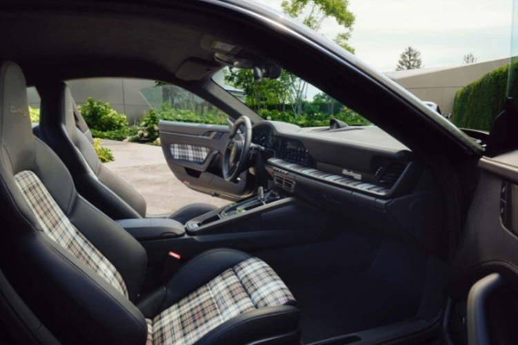 Về nội thất, bên trong khoang cabin của xe nổi bật với họa tiết caro cùng logo “Turbo 50” xuất hiện tại nhiều vị trí như bệ cửa, tựa đầu… Điểm đáng chú ý trong nội thất của xe là chiếc đồng hồ đặc biệt làm điểm nhấn trên đỉnh táp-lô.