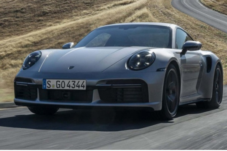 Động cơ đi kèm là hộp số ly hợp kép PDK 8 cấp và hệ dẫn động 4 bánh. Phiên bản đặc biệt này còn được trang bị hệ thống ống xả thể thao màu đen và hệ thống treo thể thao PASM, hạ thấp chiều cao xe xuống 10 mm để có tư thế mạnh mẽ hơn.