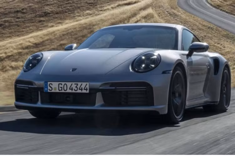 Động cơ đi kèm là hộp số ly hợp kép PDK 8 cấp và hệ dẫn động 4 bánh. Phiên bản đặc biệt này còn được trang bị hệ thống ống xả thể thao màu đen và hệ thống treo thể thao PASM, hạ thấp chiều cao xe xuống 10 mm để có tư thế mạnh mẽ hơn.