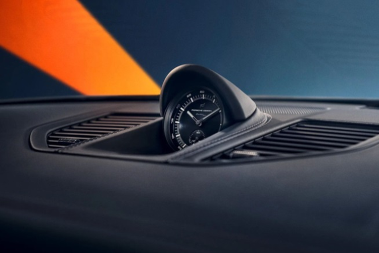 Porsche cung cấp cho người dùng gói tùy chọn Heritage Design Package với màu ngoại thất xanh lục Aventurine Green metallic lạ mắt, đi cùng một con số thứ tự, bộ mâm Sport Classic sơn trắng và bạc với chụp nắp giữa có logo Porsche.