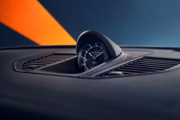 Porsche cung cấp cho người dùng gói tùy chọn Heritage Design Package với màu ngoại thất xanh lục Aventurine Green metallic lạ mắt, đi cùng một con số thứ tự, bộ mâm Sport Classic sơn trắng và bạc với chụp nắp giữa có logo Porsche.