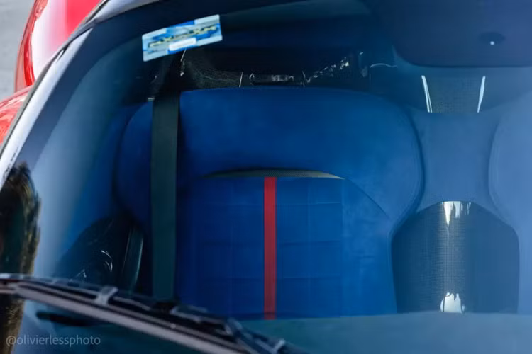 Ở phần đầu xe Daytona SP3 được hãng xe Ferrari trang bị bộ chia gió và cản trước rất ấn tượng gợi nhớ về 330 P4 của năm 1967 nhưng đã được tinh chỉnh lại với mũi xe thấp hơn, chắn bùn được làm rộng ra. Đèn pha LED có cấu trúc phức tạp và cơ chế bật lên, tấm chắn có thể đóng mở và còn có các đường lướt gió ngang khá thể thao.