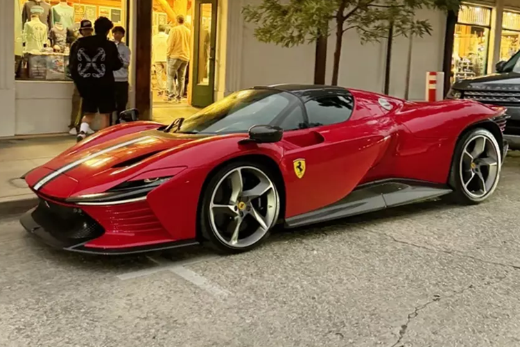 Phía dưới đuôi xe, 2 ống xả hình thang được đặt trên cao đủ sức hấp dẫn sẽ mang tới âm thanh dữ đội của động cơ V12. Ngoài ra, bộ la-zăng 5 chấu đi kèm lốp Pirelli P Zero Corsa được phát triển riêng cho Daytona SP3.