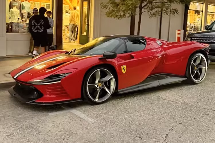 Phía dưới đuôi xe, 2 ống xả hình thang được đặt trên cao đủ sức hấp dẫn sẽ mang tới âm thanh dữ đội của động cơ V12. Ngoài ra, bộ la-zăng 5 chấu đi kèm lốp Pirelli P Zero Corsa được phát triển riêng cho Daytona SP3.