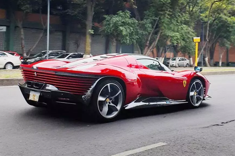 Siêu xe triệu đô Ferrari Daytona SP3 được trang bị khối động cơ V12, dung tích 6.5 lít, hút khí tự nhiên, bơm ra công suất tối đa 829 mã lực và mô-men xoắn cực đại 697 Nm. Nội công của xe sẽ được truyền tới hệ dẫn động cầu sau và hộp số ly hợp kép 8 cấp F1 với sự hỗ trợ của bộ vi sai chống trượt.