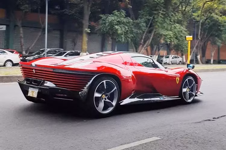 Siêu xe triệu đô Ferrari Daytona SP3 được trang bị khối động cơ V12, dung tích 6.5 lít, hút khí tự nhiên, bơm ra công suất tối đa 829 mã lực và mô-men xoắn cực đại 697 Nm. Nội công của xe sẽ được truyền tới hệ dẫn động cầu sau và hộp số ly hợp kép 8 cấp F1 với sự hỗ trợ của bộ vi sai chống trượt.