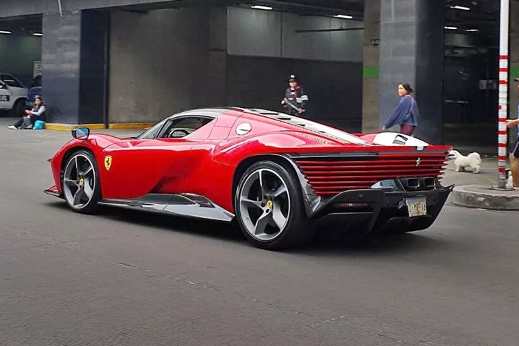 Như vậy Ferrari Daytona SP3 là 1 sản phẩm rất đặc biệt và tại Asean, chỉ mới ghi nhận có vài chiếc xuất hiện, chính vì thế, nếu có 1 doanh nhân nào trong nước thực sự mang Ferrari Daytona SP3 về dải đất hình chữ S sẽ là 1 chấn động lớn.