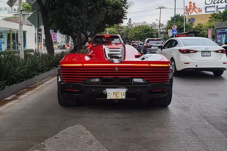 Tuy nhiên, hiện vẫn chưa có Ferrari bản giới hạn nào lộ diện có mặt tại Việt Nam, dù 1 số xe đã được hé lộ về nước, như Ferrari LaFerrari hay mới đây nhất là Ferrari Daytona SP3 bản đặc biệt. Đây là sản phẩm trong danh mục Icona, cùng với Ferrari Monza, ám chỉ các mẫu xe hoài cổ, khả năng sưu tầm rất cao.