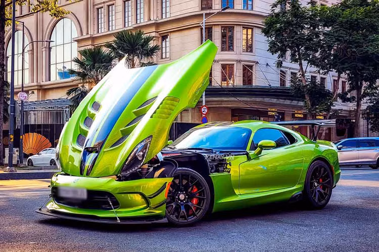 Cung cấp sức mạnh cho Dodge Viper ACR là động cơ V10, dung tích 8.4L không sử dụng tăng áp nhưng có thể cho ra công suất tối đa 645 mã lực và mô-men xoắn cực đai 813 Nm. Đi kèm với đó là hộp số sàn 6 cấp Tremec TR6060 với tỷ số truyền động cũng như cải thiện 50% độ cứng xoắn so với Dodge Viper ACR thế hệ thứ 4.
