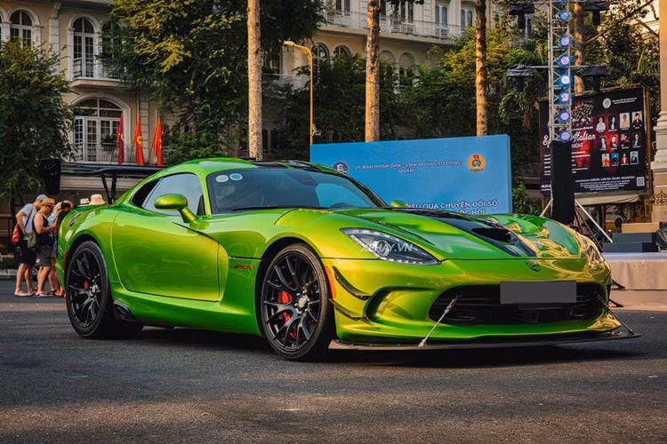 Chưa hết, hai bên cản trước của xe còn được trang bị cánh lướt gió carbon nhằm tối ưu khả năng khí động học. Lip trước gia cố bằng gia cố bằng hai thanh thép. Phần chắn bùn phía trước trang bị hốc thoát gió cỡ lớn để dẫn khí nóng từ phanh.