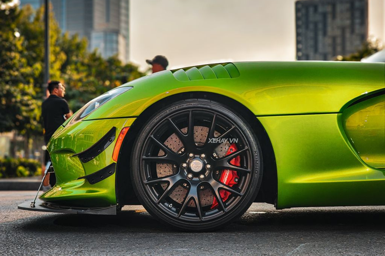 Ở phía sau, Dodge Viper ACR được trang bị đèn hậu LED và bộ chia gió ở cản sau, cánh gió cố định cỡ lớn, làm từ carbon. Tổng thể, gói bodykit khí động học giúp xe tạo ra lực ép xuống mặt đường lên tới 776 kg. Ngoài ra xe còn được trang bị gói Extreme Aero với nhiều chi tiết có thể tháo rời.