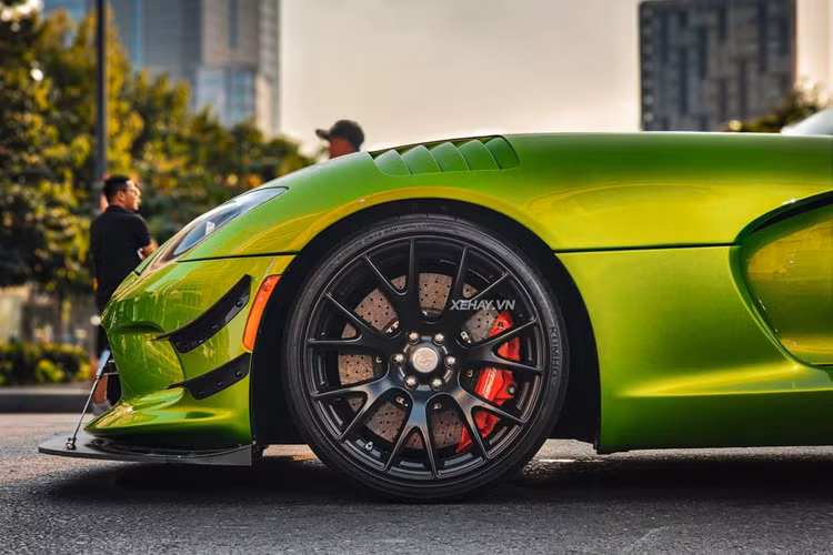 Ở phía sau, Dodge Viper ACR được trang bị đèn hậu LED và bộ chia gió ở cản sau, cánh gió cố định cỡ lớn, làm từ carbon. Tổng thể, gói bodykit khí động học giúp xe tạo ra lực ép xuống mặt đường lên tới 776 kg. Ngoài ra xe còn được trang bị gói Extreme Aero với nhiều chi tiết có thể tháo rời.