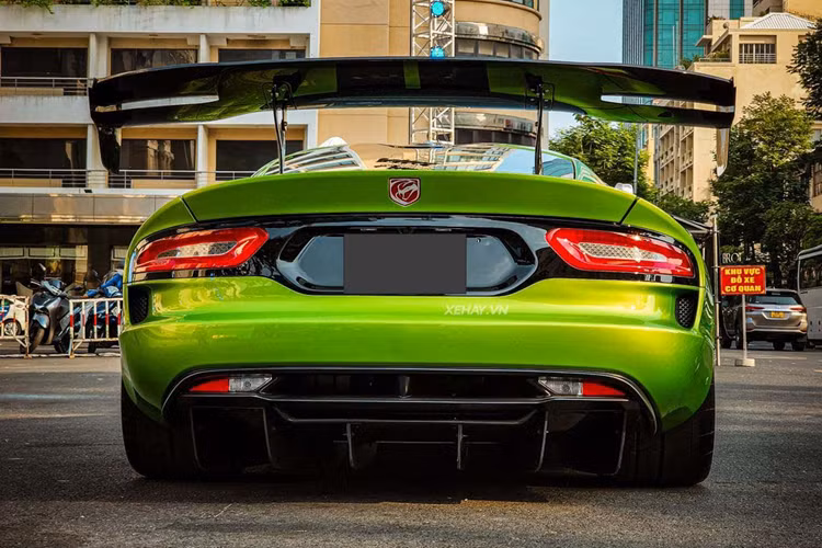 Bên trong cabin, nội thất của Dodge Viper ACR sử dụng chất liệu da và Alcantara với một số chi tiết làm bằng sợi carbon nhằm giảm trọng lượng cho xe. “Rắn độc” được trang bị màn hình giải trí trung tâm kích thước 8,4 inch. Vô-lăng tích hợp các nút bấm rảnh tay và xe sử dụng phanh cơ.