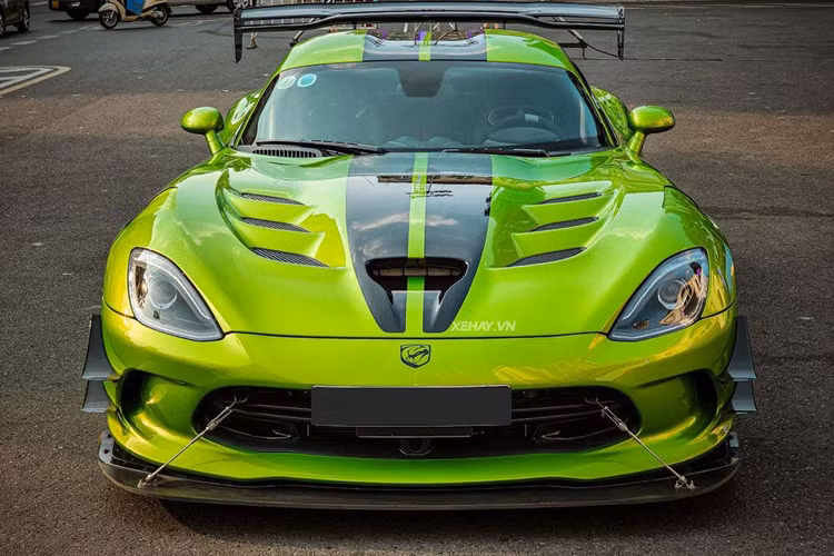 Xe thuộc phiên bản đặc biệt Snakeskin ACR Edition chỉ được sản xuất với số lượng giới hạn 31 chiếc trên toàn cầu. Dodge Viper ACR thế hệ thứ 5 đầu tiên tại dải đất hình chữ S gây ấn tượng với ngoại thất màu xanh da rắn - Snakeskin Green, kết hợp điểm nhấn sọc kẻ kép màu đen kéo dài từ nắp capo ra tới phần đuôi đậm chất xe đua.