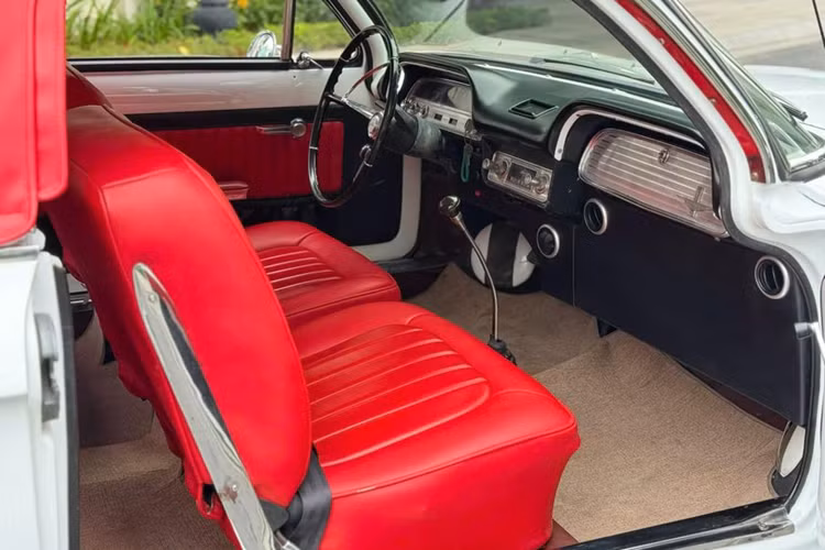 Đối với nhiều người yêu thích xe cổ, Chevrolet Corvair không chỉ là một phương tiện di chuyển, mà còn là một biểu tượng của thiết kế ô tô và tiến bộ công nghệ.