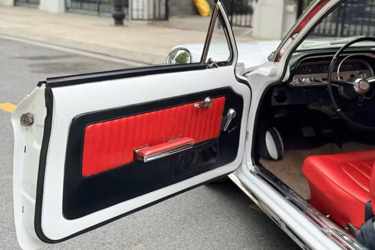 Ra mắt lần đầu vào năm 1960, Chevrolet Corvair được coi là đối trọng của Volkswagen Beetle. Trong suốt vòng đời gần 10 năm, mẫu xe này trải qua hai thế hệ và đạt doanh số lên đến 1,8 triệu chiếc – một con số cực khủng ở thời điểm bấy giờ.