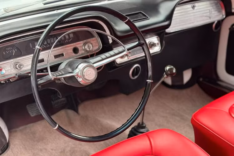 Sự ra đời của mẫu xe này là một bước tiến về kỹ thuật ô tô với thiết kế động cơ phía sau và hệ dẫn động cầu sau. Hệ thống treo của xe cũng là một bước tiến về công nghệ, khi được bổ sung lò xo lá ngang và lò xo cuộn sau mềm hơn để giảm độ cứng và tăng tính linh hoạt.