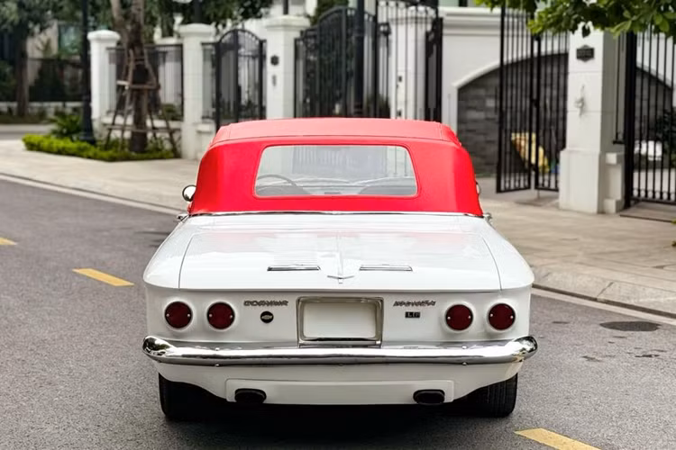 Động cơ của Chevrolet Corvair Convertible mui trần đời 1962 là loại máy xăng 6 xi lanh thẳng hàng, làm mát bằng không khí, dung tích 2.3 lít, công suất 80 mã lực. Ở những phiên bản nâng cấp về sau, động cơ được nâng cấp lên loại 2.4 L và 2.7 L.
