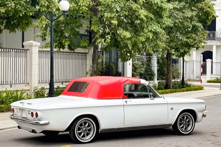 Nội thất của chiếc Chevrolet Corvair này cũng thu hút sự chú ý với ghế ngồi bọc da màu đỏ trùng màu mui vải, vô lăng và đồng hồ cơ mang phong cách cổ điển.