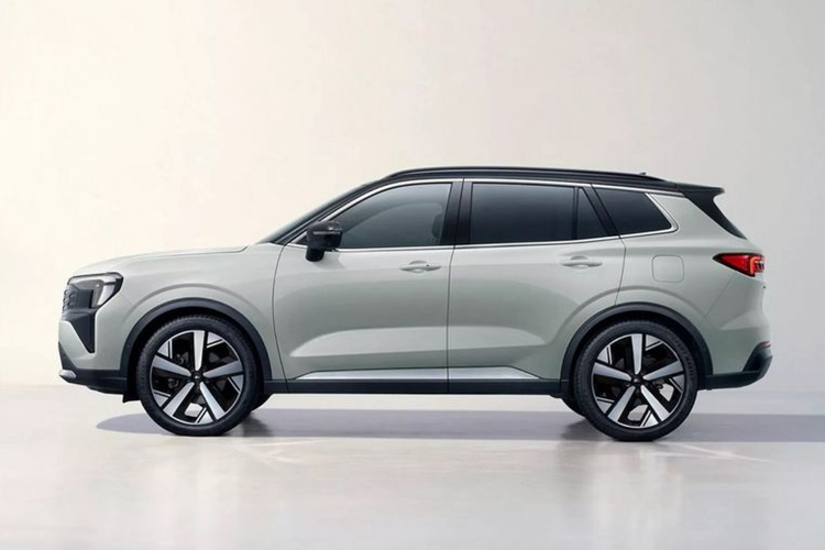 Ở phía sau, cụm đèn hậu của xe vẫn giữ nguyên thiết kế cũ, nhưng cản sau đã được tinh chỉnh lại đơn giản và gọn gàng hơn. Mẫu CUV này cũng được bổ sung nhiều tùy chọn kiểu dáng la-zăng và 2 màu sơn mới là Xanh Wilderness và Xám Cactus.