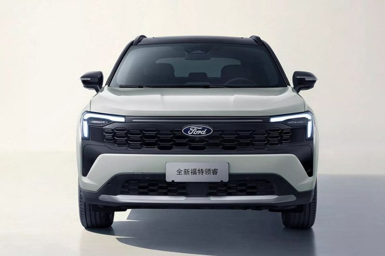 Về kích thước, mẫu xe SUV Ford Territory 2025 mới có chiều dài 4.685mm (hơn 55mm so với bản cũ), trong khi các thông số khác như chiều rộng, chiều cao và độ dài trục cơ sở vẫn giữ nguyên. Sự thay đổi về thiết kế của mẫu CUV này tập trung ở phần đầu xe, với lưới tản nhiệt nhỏ hơn họa tiết hình tổ ong.