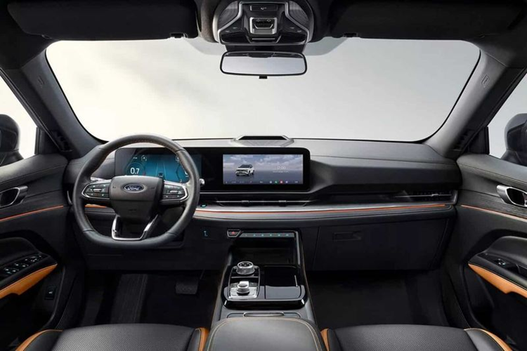 Mặc dù có nhiều lời đồn đoán cho rằng Territory sẽ được trang bị cụm màn hình kép 27 inch như trên Explorer, tuy nhiên, cuối cùng Ford vẫn quyết định giữ lại màn hình 12,3 inch trên sản phẩm này. Bù lại, xe được nâng cấp hệ thống âm thanh với 10 loa cao cấp.