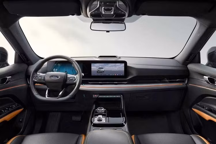 Mặc dù có nhiều lời đồn đoán cho rằng Territory sẽ được trang bị cụm màn hình kép 27 inch như trên Explorer, tuy nhiên, cuối cùng Ford vẫn quyết định giữ lại màn hình 12,3 inch trên sản phẩm này. Bù lại, xe được nâng cấp hệ thống âm thanh với 10 loa cao cấp.