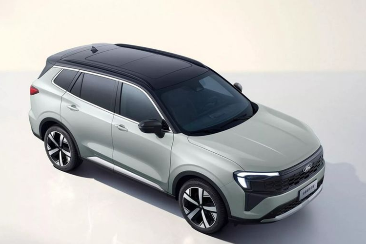 Cụm đèn pha chính được đặt lên phía trên, nối liền với đèn định vị thay vì tách rời như phiên bản trước. Bên cạnh đó, cản trước và hai bên khe tản nhiệt cũng có kiểu dáng mới sắc nét hơn.