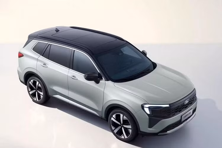 Cụm đèn pha chính được đặt lên phía trên, nối liền với đèn định vị thay vì tách rời như phiên bản trước. Bên cạnh đó, cản trước và hai bên khe tản nhiệt cũng có kiểu dáng mới sắc nét hơn.