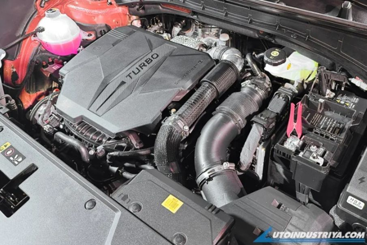 Tuy nhiên thiết kế khu vực này nhìn chung đơn giản hơn phần đầu. Nhìn ngang hông xe, Hyundai SantaFe 2024 có hốc bánh mở rộng, thiết kế vuông vức, mang đến cái nhìn mạnh mẽ, thể thao hơn. Nội thất của SantaFe 2024 được làm tối giản nhưng vẫn toát lên vẻ sang trọng, hiện đại.