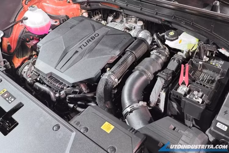 Tuy nhiên thiết kế khu vực này nhìn chung đơn giản hơn phần đầu. Nhìn ngang hông xe, Hyundai SantaFe 2024 có hốc bánh mở rộng, thiết kế vuông vức, mang đến cái nhìn mạnh mẽ, thể thao hơn. Nội thất của SantaFe 2024 được làm tối giản nhưng vẫn toát lên vẻ sang trọng, hiện đại.