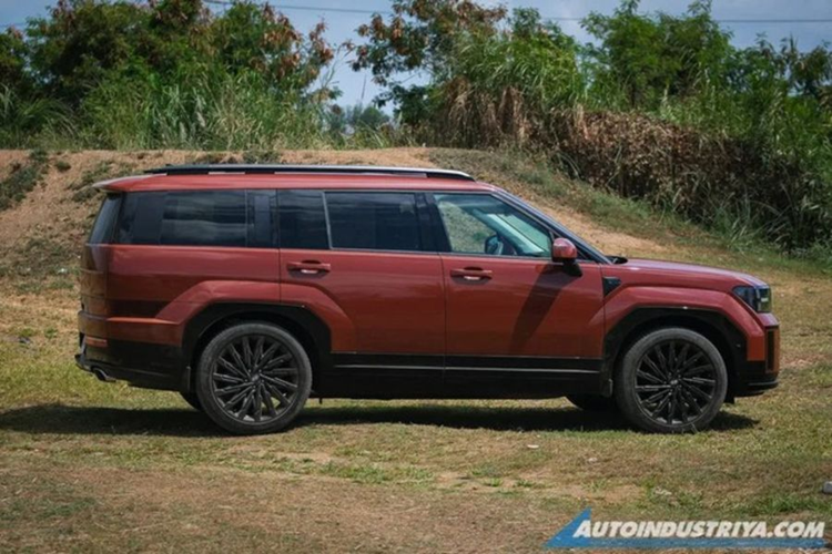 So với bản cũ, bộ khung trên lớn hơn 45 mm và cao hơn 20 mm, khoảng cách giữa 2 trục cũng vượt trội hơn 50 mm. Điều này giúp cho thể tích khoang hành lý xe tăng từ 634 lít lên 725 lít (khi gập hàng ghế thứ 3). Đầu xe Hyundai SantaFe 2024 gây ấn tượng với đèn ban ngày hình chữ H hoàn toàn mới.