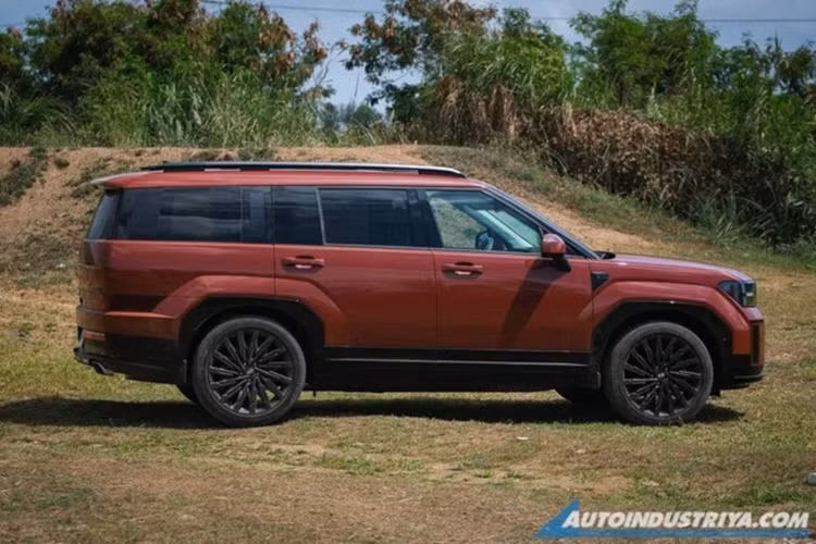 So với bản cũ, bộ khung trên lớn hơn 45 mm và cao hơn 20 mm, khoảng cách giữa 2 trục cũng vượt trội hơn 50 mm. Điều này giúp cho thể tích khoang hành lý xe tăng từ 634 lít lên 725 lít (khi gập hàng ghế thứ 3). Đầu xe Hyundai SantaFe 2024 gây ấn tượng với đèn ban ngày hình chữ H hoàn toàn mới.