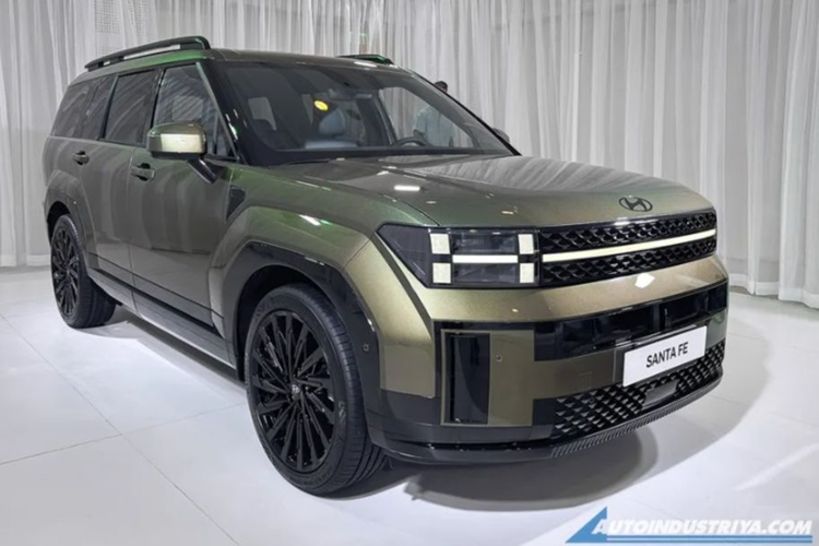 Điểm nhấn ở khu vực này là cụm đồng hồ kỹ thuật số và màn hình trung tâm dạng cảm ứng có cùng kích thước 12,3 inch đặt dưới một tấm kính cong nhẹ về phía người lái. SantaFe 2024 là một trong những sản phẩm đầu tiên của Hyundai sử dụng hệ thống thông tin - giải trí mới nhất mang tên "ccNC".