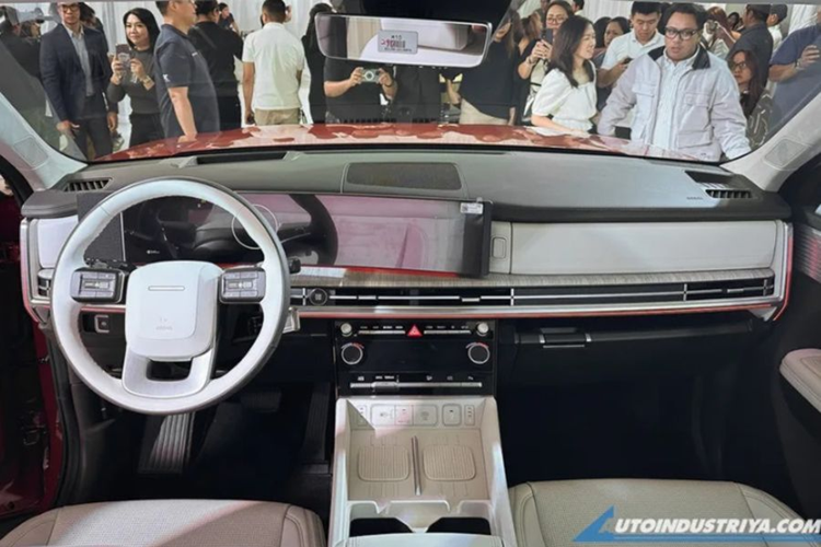 Bên cạnh đó, xe còn được trang bị hàng loạt trang bị hiện đại như sạc điện thoại không dây, điều hòa tự động đa vùng với cửa gió dành cho hàng ghế sau nằm trên trần xe, cửa sổ trời kép, ghế trước chỉnh điện và ghế lái tích hợp massage. Tại thị trường Philippines, Hyundai SantaFe 2024 có 2 tùy chọn động cơ.