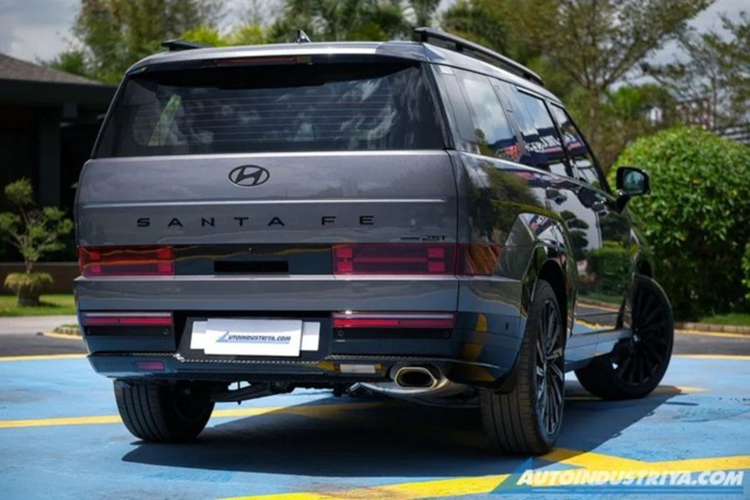 Sức mạnh động cơ cho phép xe tăng tốc từ 0-100 km/h trong 9,5 giây và đạt vận tốc tối đa 190 km/h. Sau Philippines, nhiều khả năng SantaFe thế hệ mới cũng sẽ sớm được mở bán tại Thái Lan và Việt Nam, vốn là những thị trường "ăn khách" của mẫu SUV này tại Đông Nam Á.