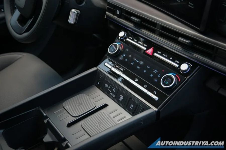 Tản nhiệt bên dưới cũng tạo thành hình chữ H gợi nhớ tới logo hãng. Ở thế hệ mới, logo của Santa Fe không còn nằm trong lưới tản nhiệt như cũ mà đưa lên nắp ca-pô. Ngoài ra, xe có thanh đèn chạy ngang song song với viền ca pô. Giao diện hình chữ H tiếp tục xuất hiện phía đuôi xe khi được tạo thành bởi hệ thống đèn hậu.