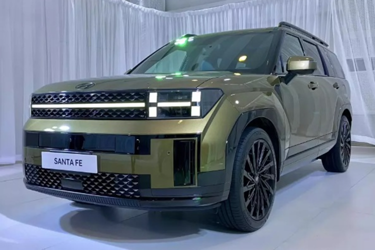 Thứ nhất là động cơ xăng Theta III với 4 xi-lanh, tăng áp, dung tích 2.5L, sản sinh công suất tối đa 281 mã lực và mô-men xoắn cực đại 422 Nm. Động cơ đi kèm hộp số tự động 8 cấp và hệ dẫn động 4 bánh toàn thời gian HTRAC. Nhờ đó, xe có thể tăng tốc từ 0-100 km/h trong 8 giây và đạt vận tốc tối đa 210 km/h.