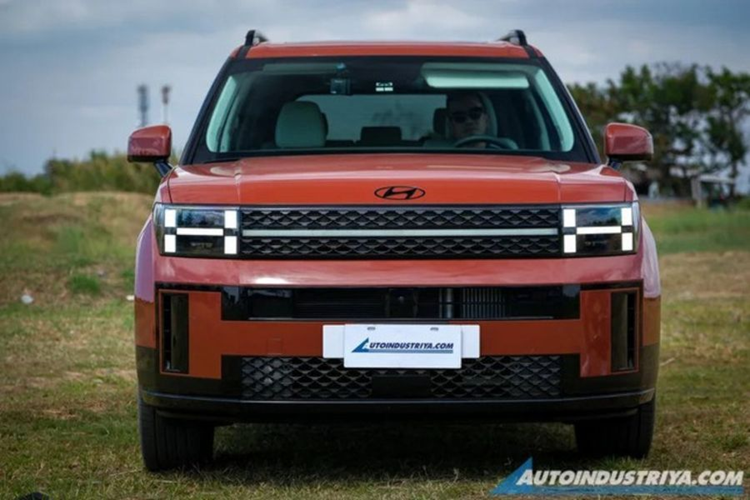 Hyundai SantaFe 2024 ra mắt toàn cầu vào tháng 8/2023, gây ấn tượng với ngoại hình vuông vức, khác biệt hoàn toàn so với thiết kế của thế hệ cũ. Xe sở hữu kích thước dài x rộng x cao lần lượt là 4.830 x 1.900 x 1.720 mm và chiều dài cơ sở 2.815 mm.