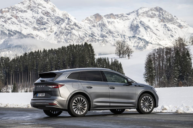 Skoda Enyaq IV có đến 3 tùy chọn pin gồm 55 kWh, 62 kWh và 82 kWh cho tầm vận hành tối đa từ 340 km - 566 km/lần sạc. Công suất động cơ dao động từ 146 - 340 mã lực. Xe sử dụng hệ dẫn động cầu sau hoặc dẫn động bốn bánh toàn thời gian. Hiện vẫn chưa rõ cấu hình nào sẽ được phân phối tại Việt Nam.