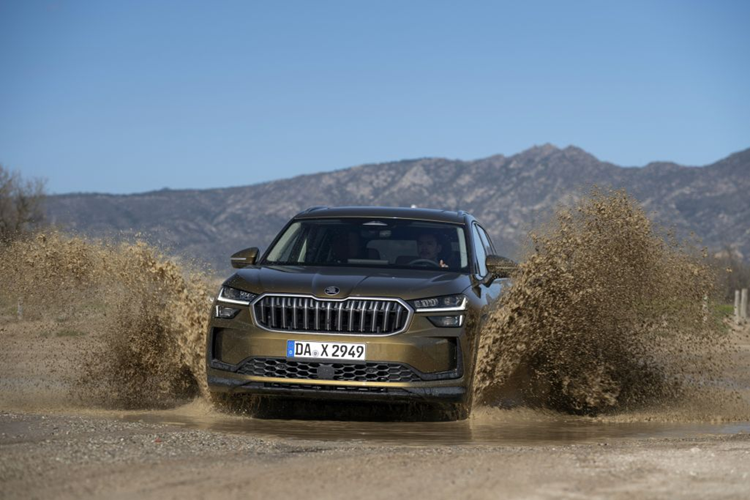 Xe được trang bị màn hình thông tin giải trí 12,9 inch cùng cụm đồng hồ đo kỹ thuật số 10,25 inch và màn hình HUD. Cụm điều khiển trung tâm cũng được thiết kế lại trông gọn gàng hơn. Trong khi đó, cần số của mẫu SUV này được chuyển từ cụm điều khiển trung tâm lên phía sau vô lăng.