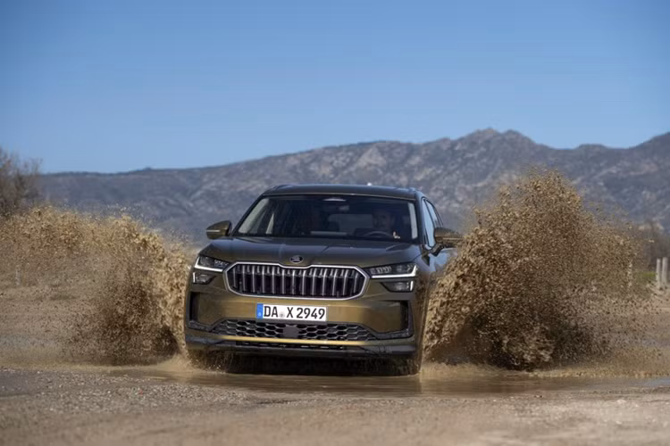 Xe được trang bị màn hình thông tin giải trí 12,9 inch cùng cụm đồng hồ đo kỹ thuật số 10,25 inch và màn hình HUD. Cụm điều khiển trung tâm cũng được thiết kế lại trông gọn gàng hơn. Trong khi đó, cần số của mẫu SUV này được chuyển từ cụm điều khiển trung tâm lên phía sau vô lăng.