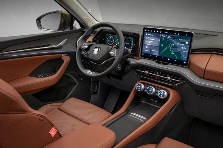 Đèn pha của xe là loại LED ma trận, tích hợp dải đèn LED định vị ban ngày hình chữ "T". Cụm đèn hậu cũng có thiết kế mới, nổi bật với dải đèn LED vắt ngang qua cửa cốp. Về nội thất, khoang cabin của Kodiaq mới có thiết kế hiện đại và tối giản.