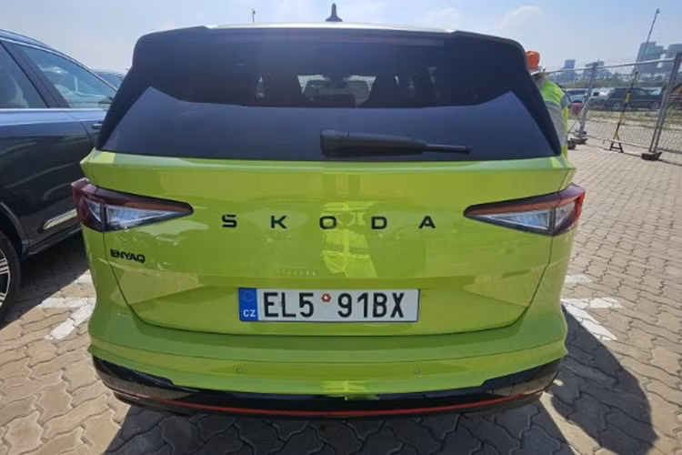  Skoda Enyaq IV Trước đó, Skoda từng tiết lộ sẽ mở bán mẫu xe điện Enyaq IV tại Việt Nam vào năm 2025. Tuy nhiên, việc hãng mang Enyaq IV đến trưng bày tại VMS 2024 giúp người dùng trong nước có thể hy vọng rằng mẫu xe này sẽ được mở bán luôn vào cuối năm nay.