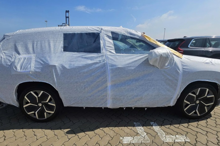 Dựa trên hình ảnh được chia sẻ có thể thấy, trong số 4 xe thì có tới 3 chiếc Skoda Kodiaq 2024 về Việt Nam này thuộc thế hệ mới: 1 chiếc màu xanh dương, 1 chiếc màu xám, 1 chiếc màu xanh rêu. Cuối cùng là mẫu Skoda Enyaq IV thuần điện màu xanh nõn chuối.