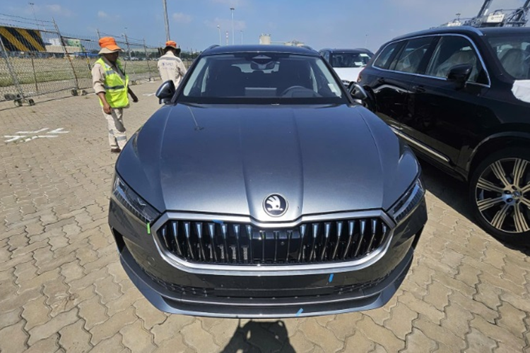  Skoda Kodiaq 2024 Kodiaq 2024 thế hệ mới ra mắt toàn cầu từ tháng 10/2023, xe được phát triển dựa trên nền tảng khung gầm MQB của tập đoàn mẹ Volkswagen với kích thước dài x rộng x cao lần lượt là 4.758 x 1.864 x 1.657 mm và chiều dài cơ sở 2.791 mm.