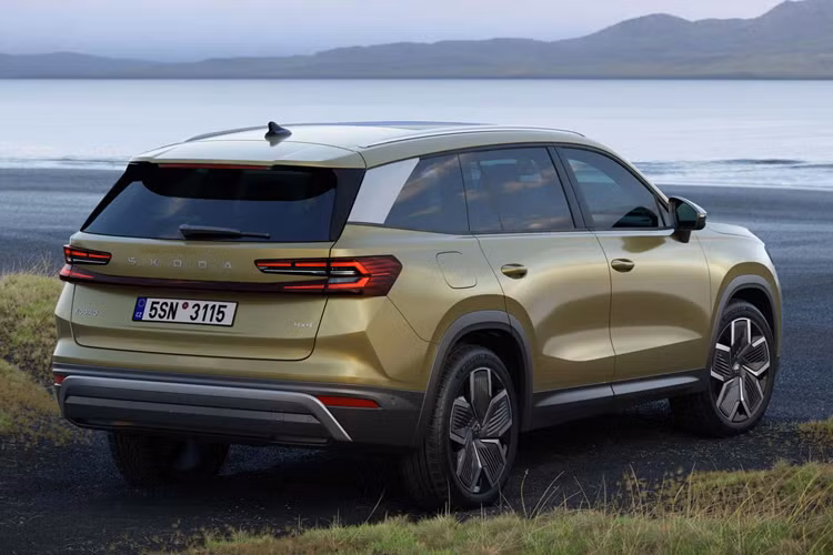 Đi kèm với đó là cụm pin 25,7 kWh cho phạm vi di chuyển thuần điện lên tới hơn 100 km và hỗ trợ sạc nhanh DC lên đến 50 kW. Kodiaq thế hệ hiện tại đang bán ở Việt Nam vẫn chưa được trang bị gói ADAS. Khả năng cao thế hệ mới này sẽ được tích hợp bởi hầu hết các xe trong phân khúc SUV cỡ D đều có trang bị này.