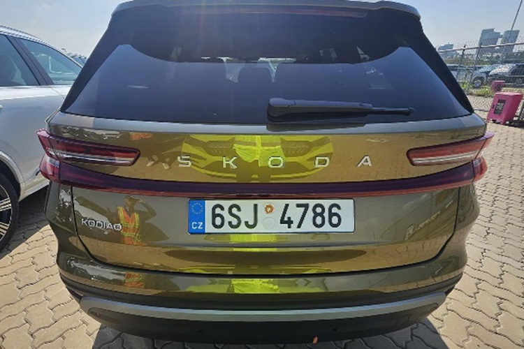 So với thế hệ cũ đang mở bán chính hãng tại Việt Nam, xe dài hơn 61 mm, hẹp hơn 18 mm, thấp hơn 24 mm trong khi chiều dài cơ sở giữ nguyên. Nhìn chung thiết kế của xe không thay đổi nhiều, chỉ có một số chi tiết như đèn pha/đèn hậu, cản trước/sau và vành la-zăng đã được tinh chỉnh lại.